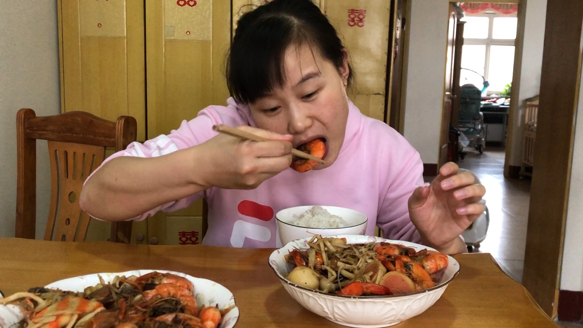 二斤大虾,火锅丸子全部下锅,妹子做麻辣香锅,虾仁当饭吃,一口一个真馋人